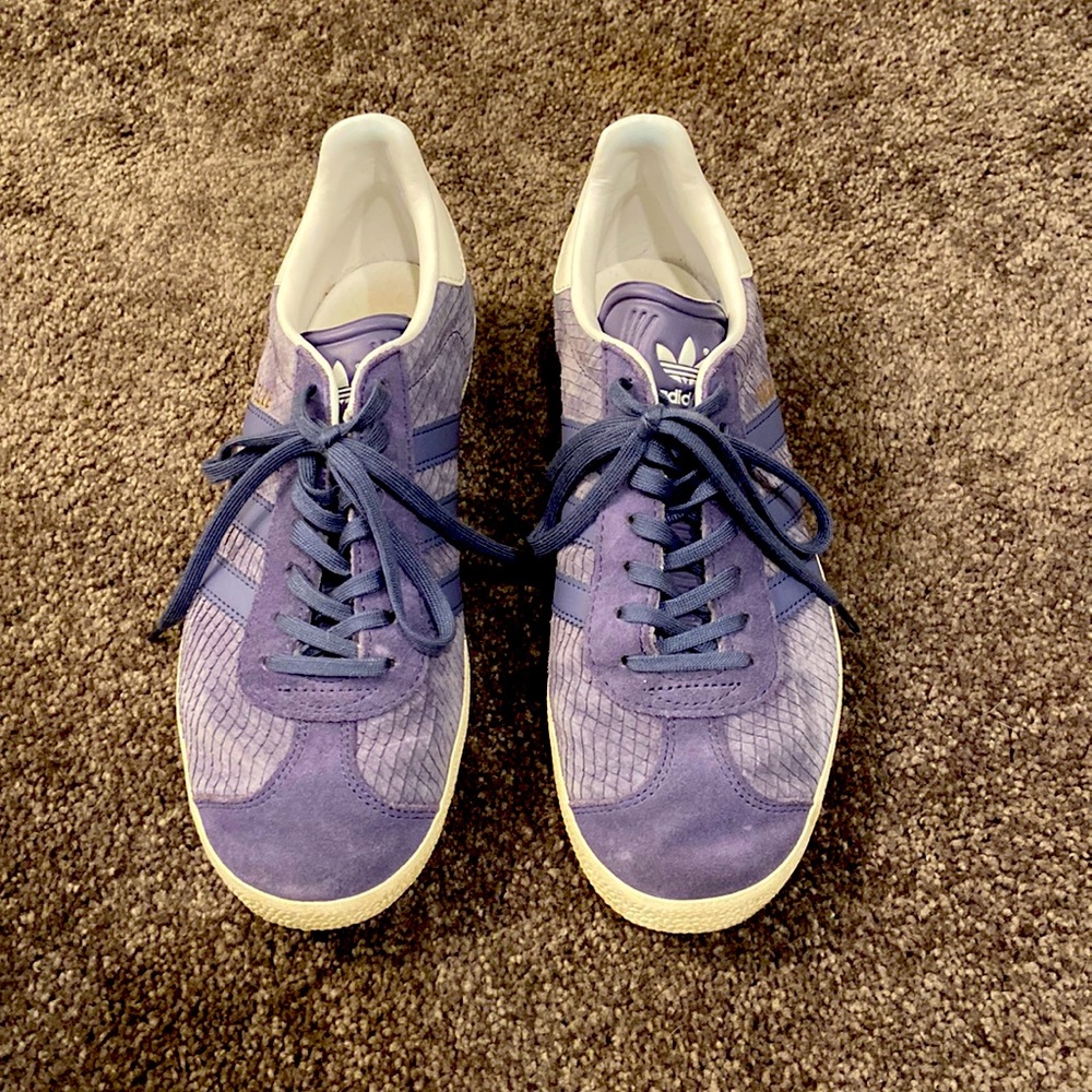Adidas purple suede tennishoes